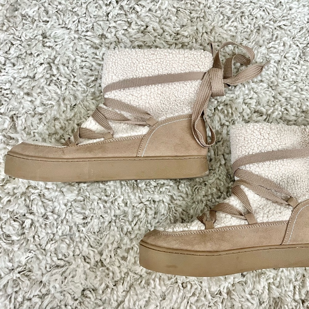 Moon Boot/Ugg Style Snow Boots, Size 9 - Picture 4 of 4